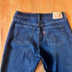 Levi’s women’s Sz 4 Dark Wash jeans. Excellent condition.